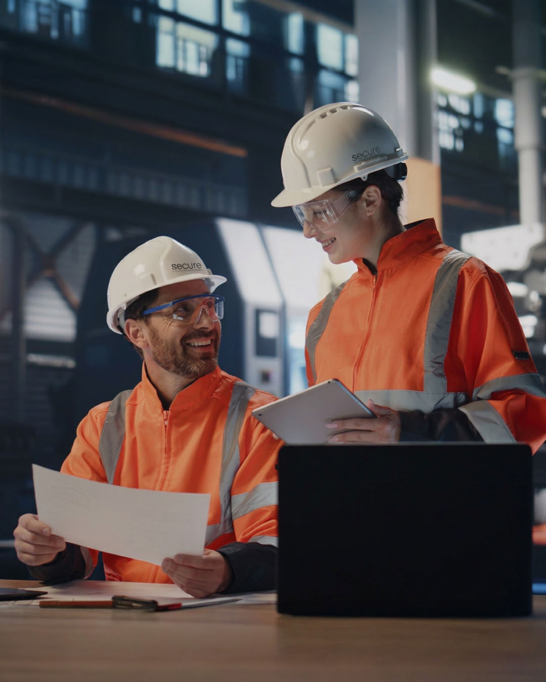 Equipe com equipamentos de proteção no ambiente de trabalho